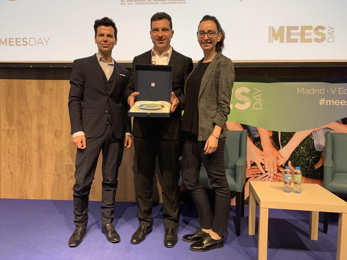 Jose Luis, David Teixidó and Laura Camino, collecting the Mi Empresa es Saludable 2019 award in the SME category