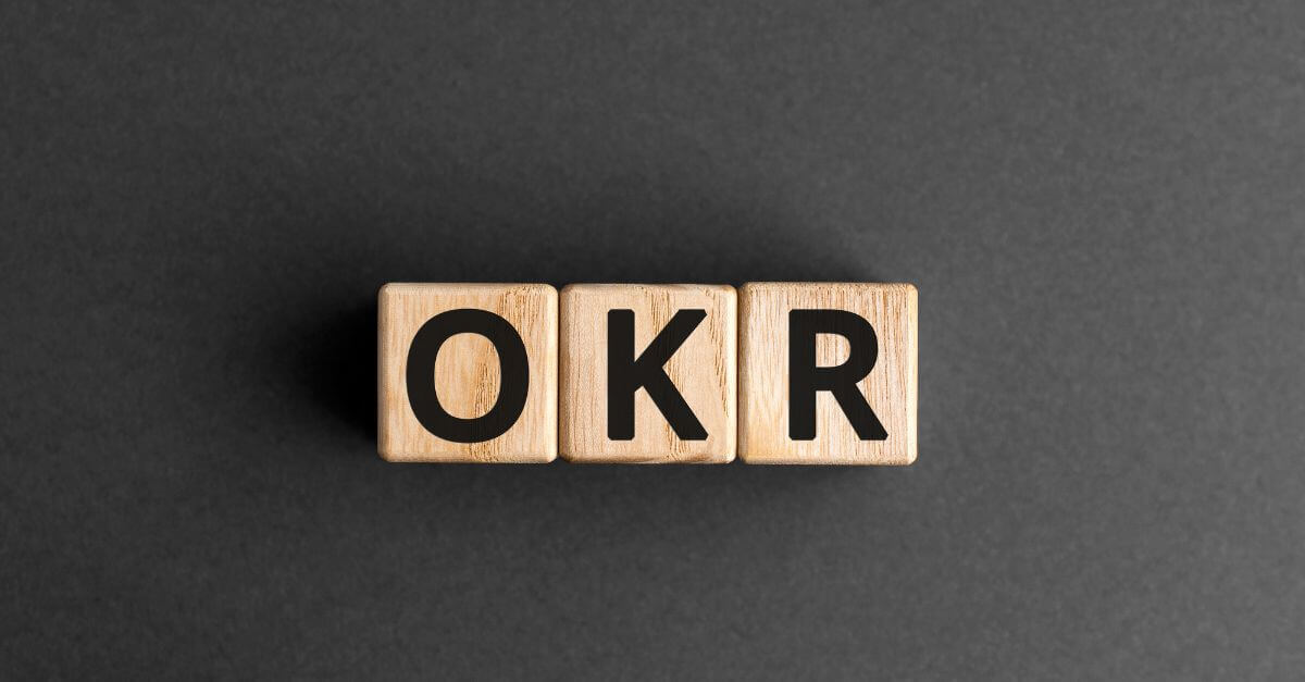 Texto: "OKR"