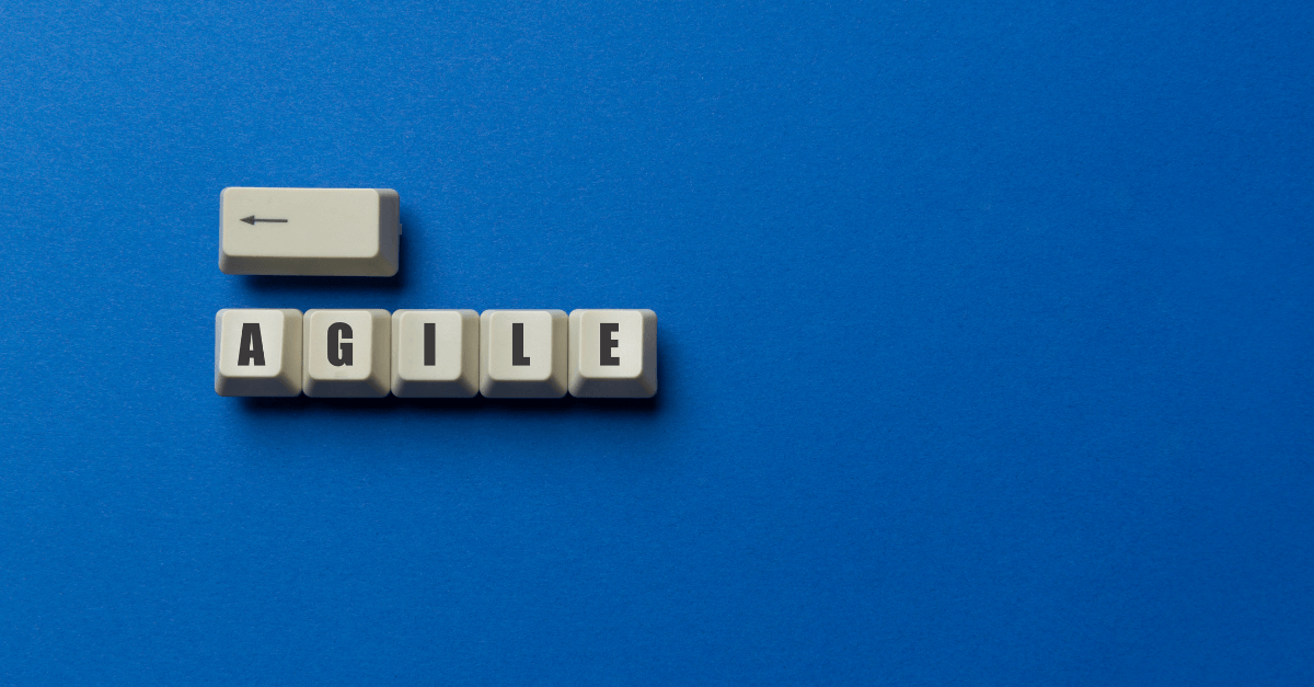 Agile es la metodología de desarrollo ágil, que se basa en los principios del Lean Development, como la reducción de desperdicios y la mejora continua.
