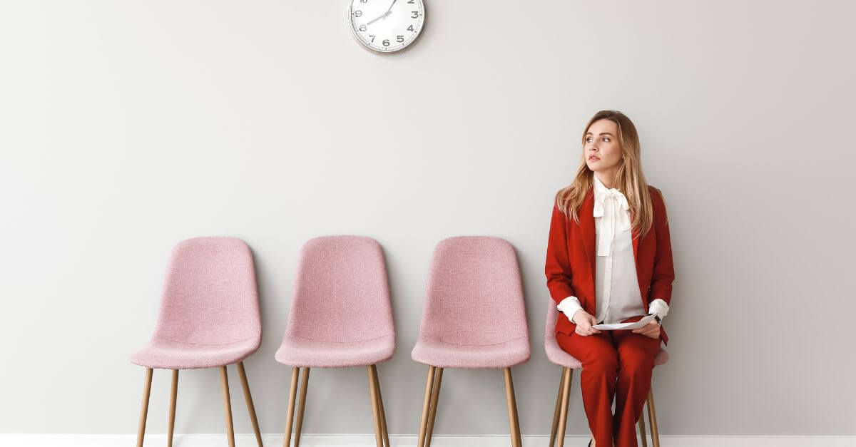 Persona en una entrevista de trabajo presencial no el teletrabajo, con cara de preocupación.